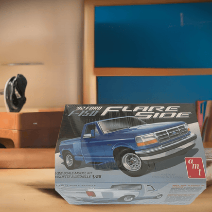 AMT 1992 Ford F-150 Flare Side 1:25 Scale 1451 Plastic Model Kit Truck Model Kit AMT 